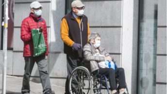 personas mayores mascarillas, paseos