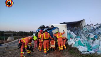 bomberos excarcelando en un incidente