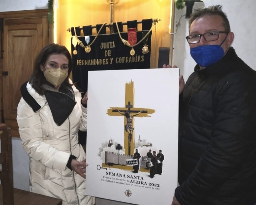 Clavarios Mayores de la Semana Santa de Alzira con el cartel del  Accesit-Tamborada